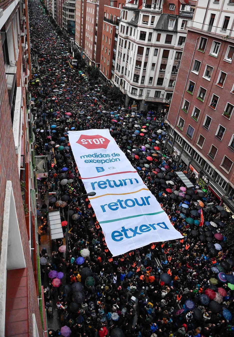 ‘Stop medidas de excepción’ lelopean 67.000 pertsona atera dira Bilboko kaleetara. ‘Stop medidas de excepción’ lelopean 67.000 pertsona atera dira Bilboko kaleetara.