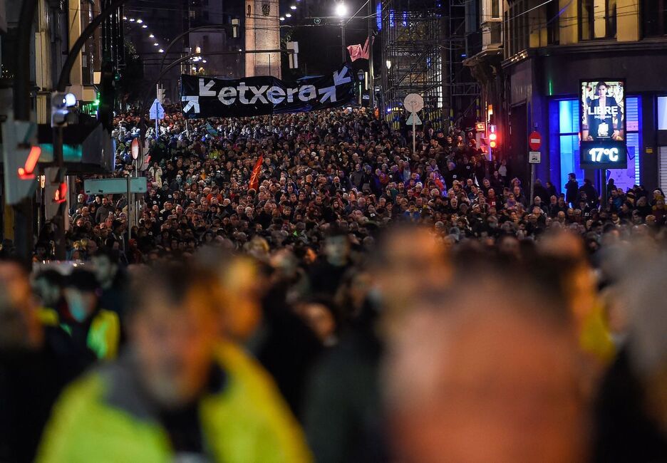 Txalo artean eta «Euskal presoak etxera» ohiukatuz, Bilboko kaleak zeharkatu ditu mobilizaziak. Txalo artean eta «Euskal presoak etxera» ohiukatuz, Bilboko kaleak zeharkatu ditu mobilizaziak.