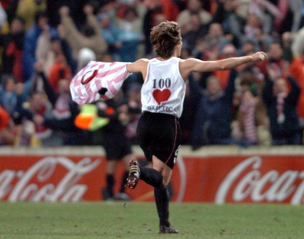 Julen Guerrero celebra el gol número 100 marcado con el Athletic. (Luis JAUREGIALTZO / FOKU) Julen Guerrero celebra el gol número 100 marcado con el Athletic. (Luis JAUREGIALTZO / FOKU)