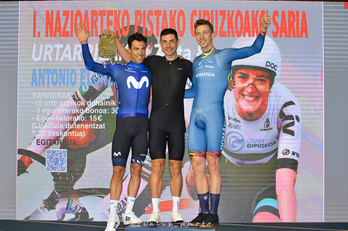 Albert Torres, Sebastián Mora y el rumano Daniel Crista, en el podio del omnium.