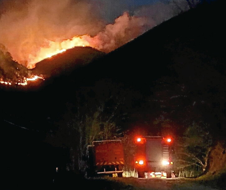 Imagen del incendio en la zona de Azoleta.