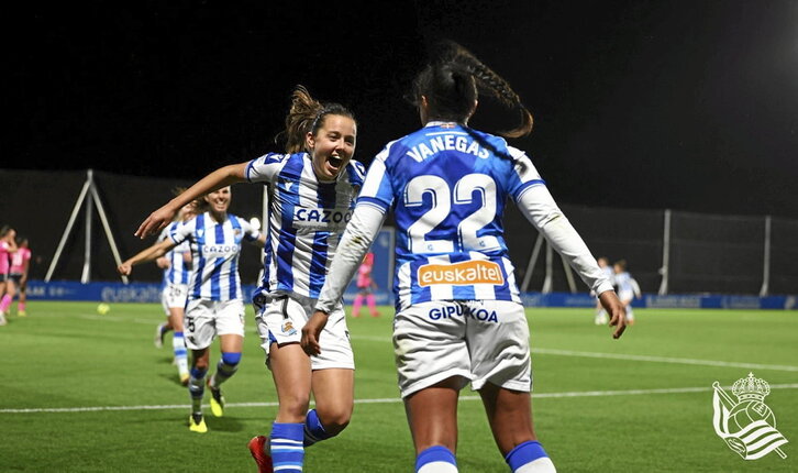 Amaiur felicita a Vanegas, que recuperaba los tres puntos para la Real con un gol en los últimos minutos.