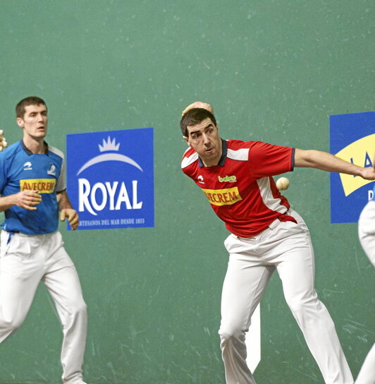 Aranguren, pilotari ematen, Rezusta erne duela atzean, Labriten (Iruñea).