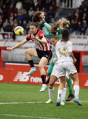 Arana, autora del primer gol rojiblanco, salta en el área en busca del balón junto a defensas y portera rivales.