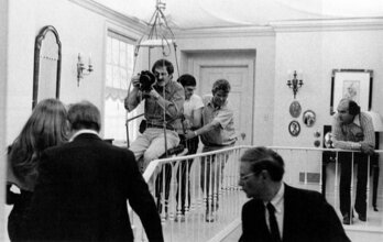 Owen Roizman durante el rodaje de 'El exorcista'.