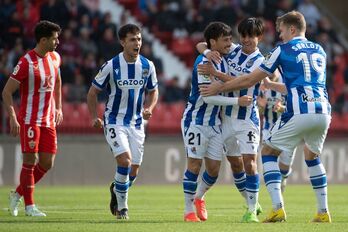 Kubo y Silva, protagonistas del primer gol, y Sorloth, autor del segundo, celebran el 0-1 concedido por el VAR.