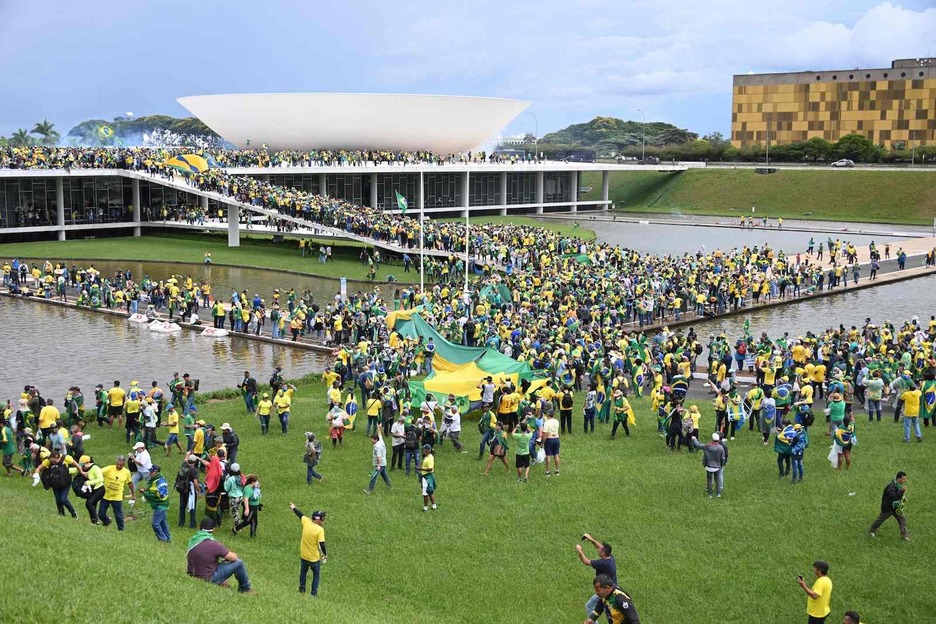 Centenares de seguidores de Bolsonaro en la Esplanada dos Ministerios, en Brasilia. 