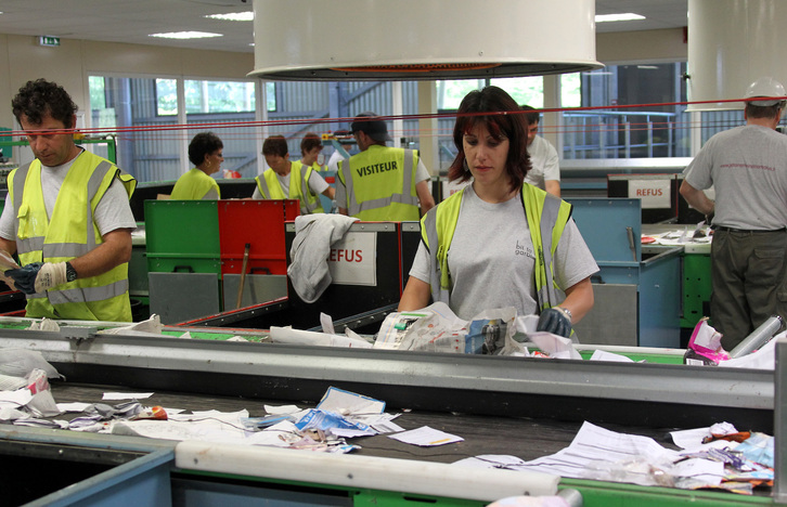 Baiona iparraldean dagoen Canopia zentroan birziklagarrien sailkapenaren parte bat eskuz egiten da.