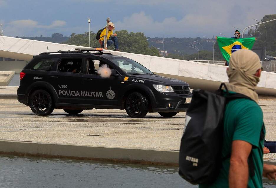 Policía Militar desplegada en la zona del palacio presidencial, donde ha sido recibida entre aplausos por bolsonaristas. 