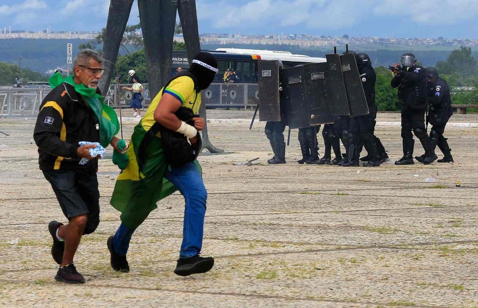 Antidisturbios en el palacio presidencial.