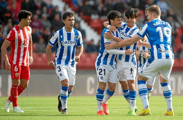 Kubo y Silva, protagonistas del primer gol, y Sorloth, autor del segundo, celebran el 0-1 concedido por el VAR.