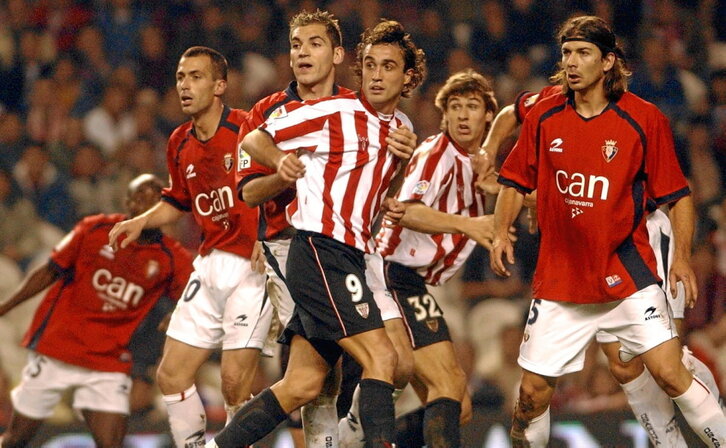 Ezquerro y Llorente pugnan con Josetxo y Pablo García ante la mirada de Patxi Puñal.