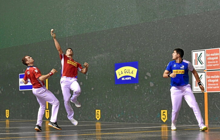 Imazek airez eramandako pilotakada bat, badaezpada ere Laso atzera laguntzera joan zenean.