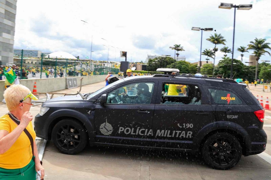 Vehículo de la Policía Militar dañado por la turba. 