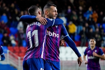 Rahmani felicita al goleador Stoichkov.