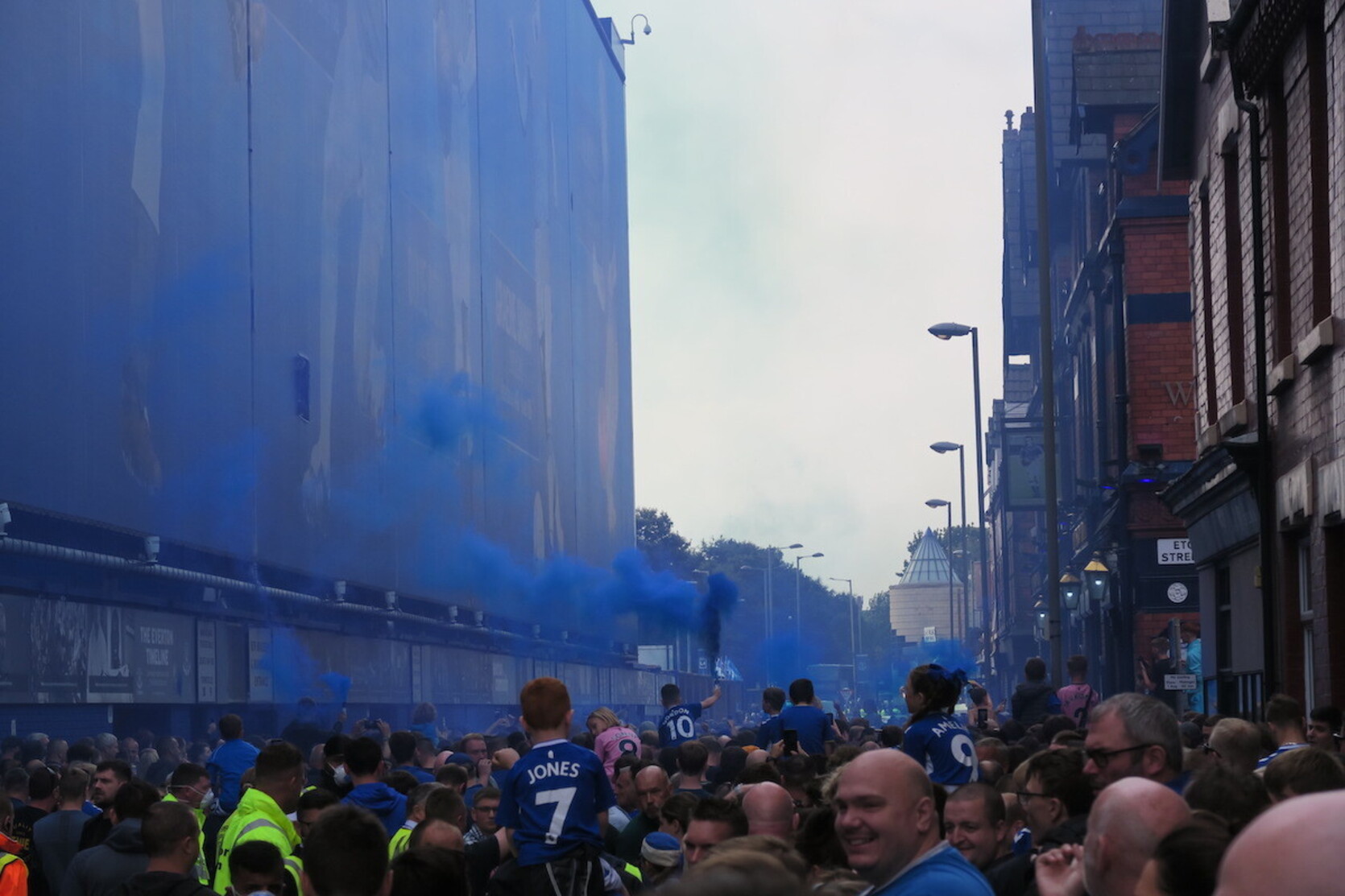Aficionados del Everton reciben a su equipo antes del derbi frente al Liverpool.