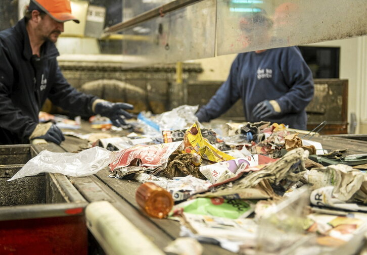 Baiona iparraldean dagoen Canopia zentroan birziklagarrien sailkapenaren parte bat eskuz egiten da.