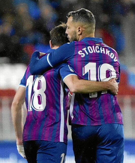 Abrazo entre los protagonistas del gol azulgrana.