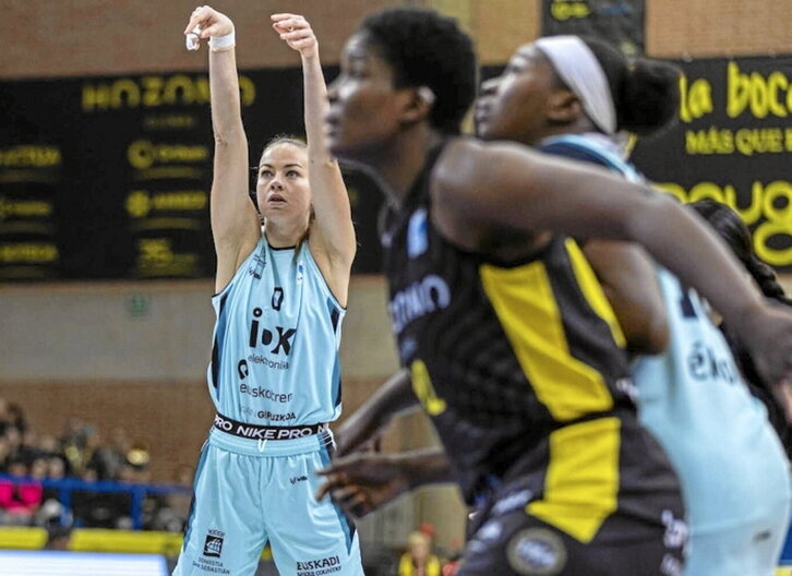 Claudia Cuic, IDK Euskotreneko elastikoarekin.