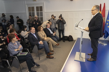 Maya interviene desde el atril de la sala de prensa de la sede de UPN con Esparza y otros miembros de la Ejecutiva escuchando en primera fila.
