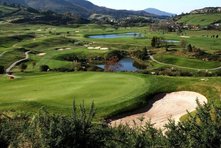 La Diputación de Bizkaia ha solicitado 173.000 metros cúbicos al año para el riego del campo de golf público del herrialde.