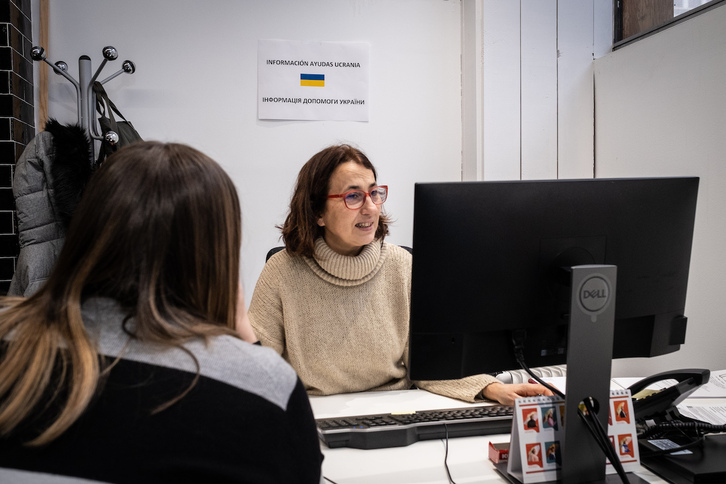 Una funcionaria de la Dirección General de Políticas Migratorias atiende este lunes la solicitud de una ciudadana.