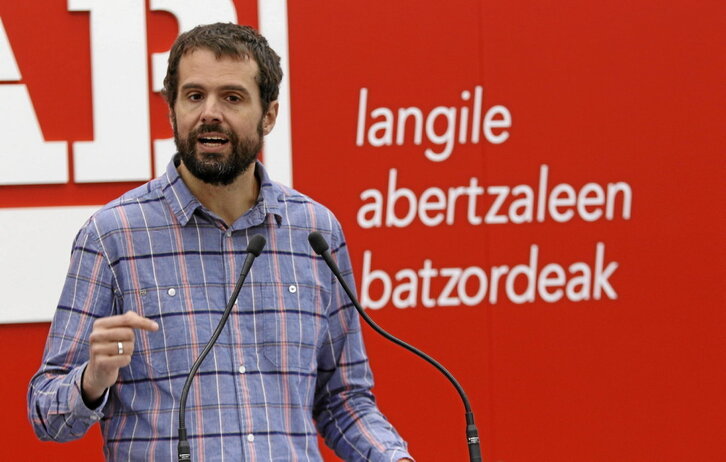 Rueda de prensa ofrecida por el coordinador general de LAB, Igor Arroyo, ayer en Bilbo.