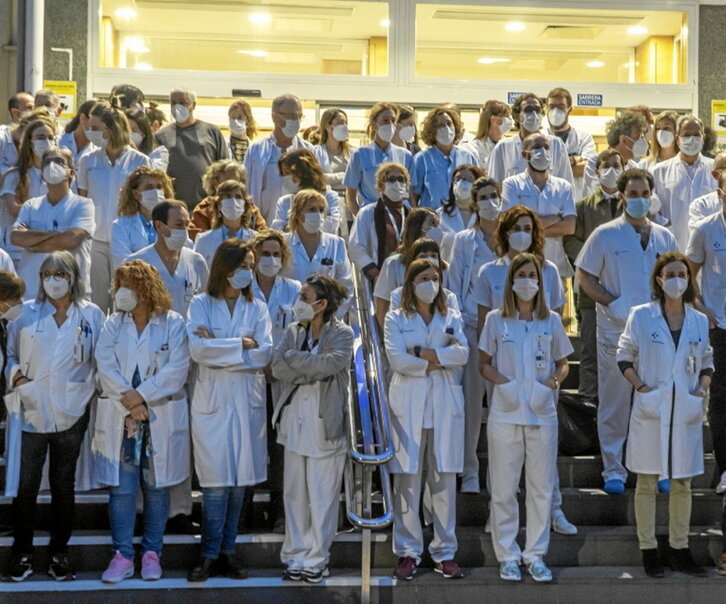 Donostiako ospitale parean, elkarretaratzea.