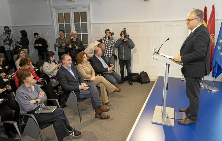 Maya en el atril de la sala de prensa de la sede de UPN, arropado por Esparza y otros miembros de la Ejecutiva.