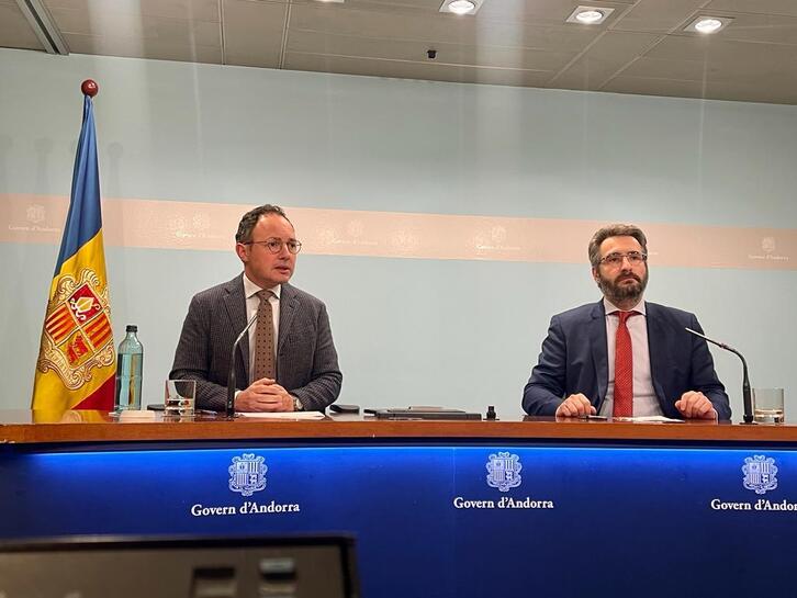 Eric Jover, a la derecha de la imagen, ha comparecido acompañado del jefe de Gobierno, Xavier Espot, para anunciar su dimisión.