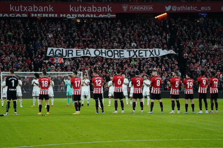 Homenaje en recuerdo a Txetxu Rojo en San Mamés.