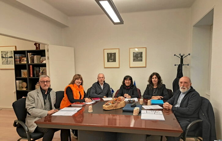 La consejera Ana Ollo y cargos de su departamento con Paco Etxeberria y otros autores del informe.