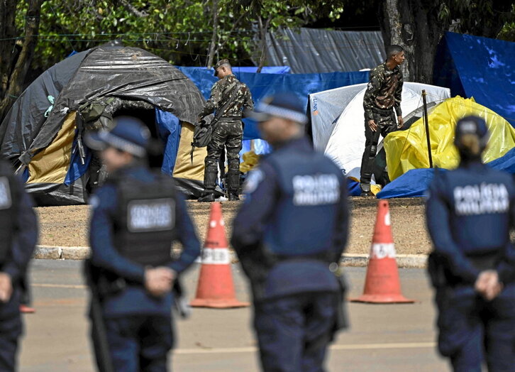 Soldados desmontan el campamento bolsonarista del que partió el asalto en Brasilia.