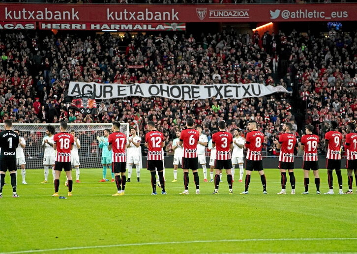 Txetxu Rojo fue recordado con un minuto de ovación en los prolegómenos.