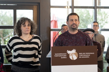 Ainara Gorostiaga eta Jorge Txokarro, astelehenean Iruñean egindako agerraldian.