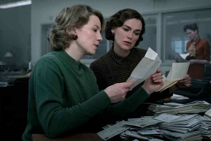 Keira Knightley y Carrie Coon encarnan a las periodistas  McLaughlin y Cole.