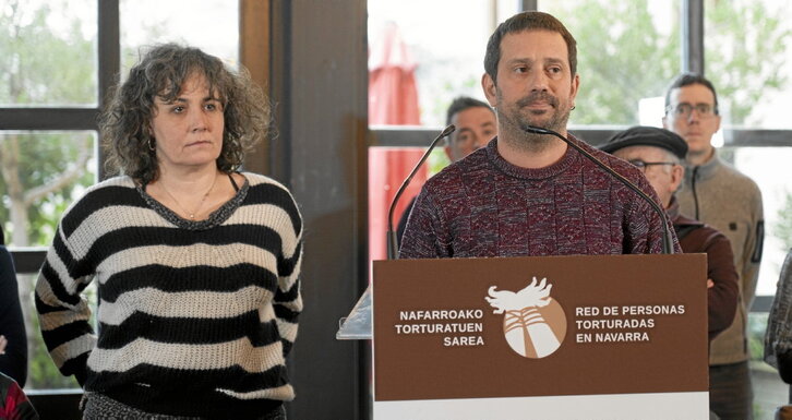 Ainara Gorostiaga eta Jorge Txokarro, astelehenean Iruñean egindako agerraldian.