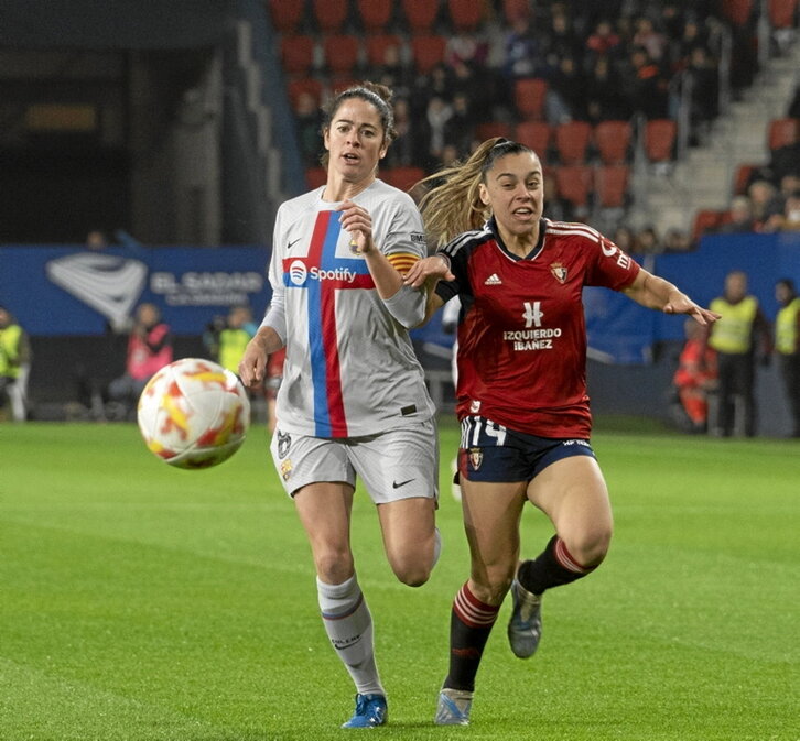 Torrejón y Iara corren tras el balón.