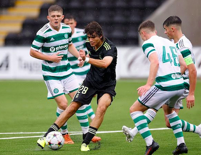 Julen Jon Guerrero en un partido de la Youth League europea ante el Celtic. (@julenjonguerrero8)
