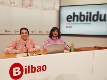 Jone Goirizelaia eta Alba Fatuarte EH Bilduko zinegotziak Bilbon.