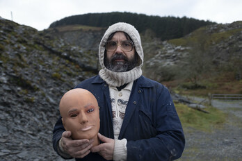 Brian (David Earl) con la cabeza de Charles (Chris Hayward).