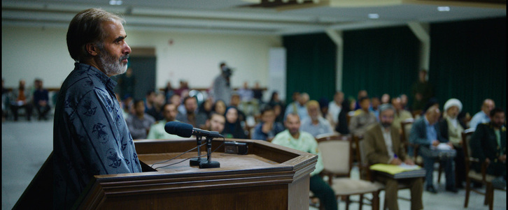 El feminicida Saeed Hanaei (Mehdi Bajestani) durante el juicio.