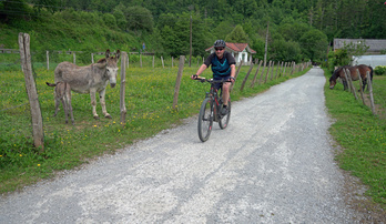 Txirrindulari bat Zumarragako bidegorri batean.