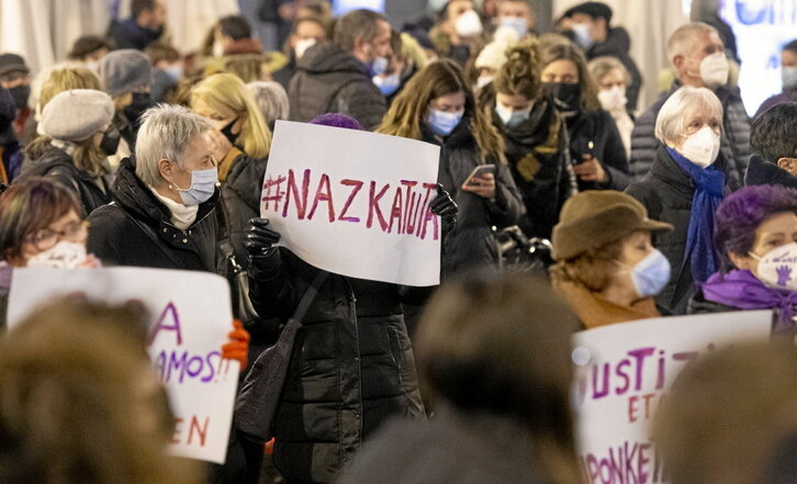 Concentración en Iruñea para denunciar la muerte de Sara Pina en enero pasado.