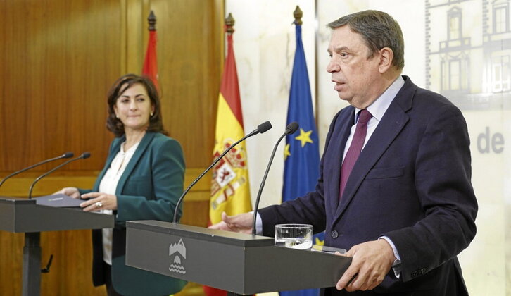 El ministro Luis Planas junto a Concha Andreu este miércoles en Logroño.