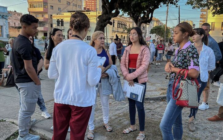 Cubanos hacen cola frente a la embajada estadounidense en la Habana para recibiir una visa de inmigrante.