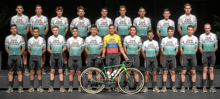 Veinte corredores acudieron ayer a la presentación del Caja Rural-RGA profesional con la única ausencia de Jefferson Cepeda.