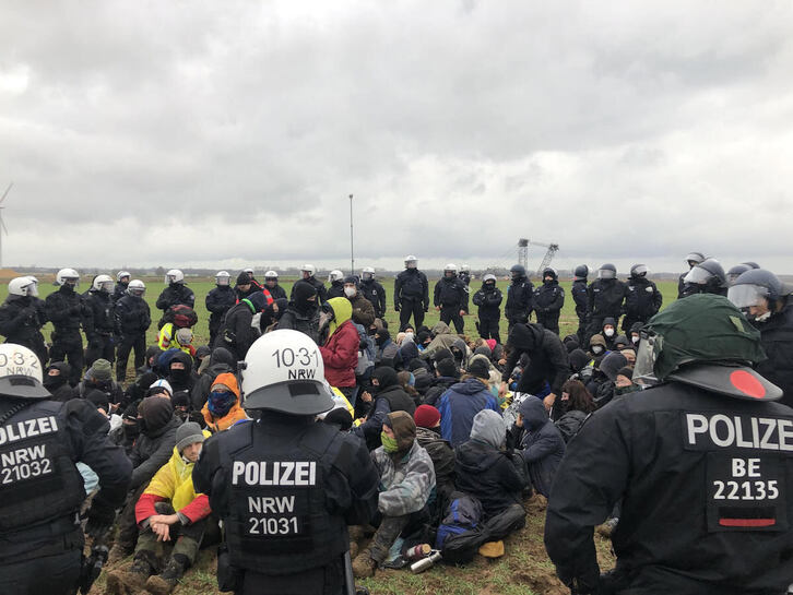 Policías rodean a los activistas en Lützerath.