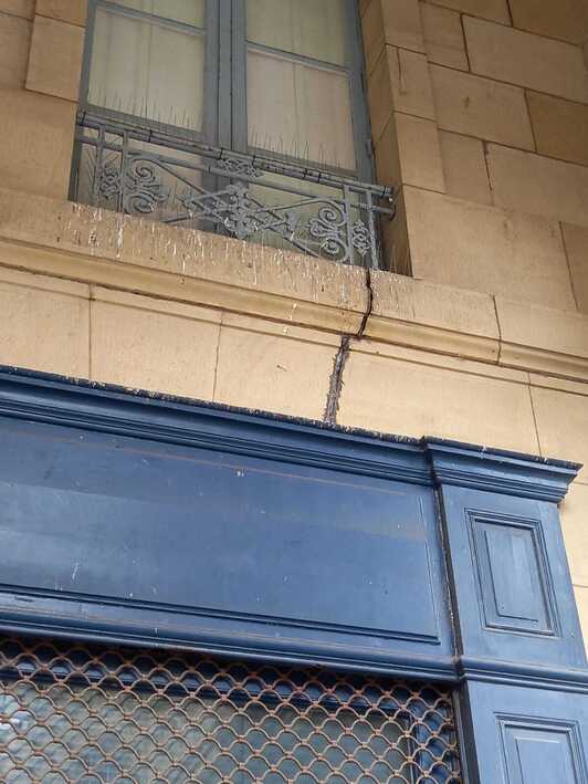 Kaltetutako etxebizitza Erdigunean dago, Loiola eta San Martin kaleek bat egiten duten izkinan.