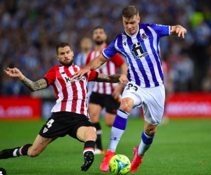 Iñigo Martínez ante Sorloth en el derbi de la pasada campaña en Anoeta.